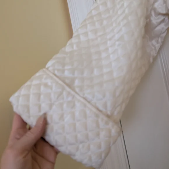 Elegant Cream Quilted Robe - Picture 2 of 10